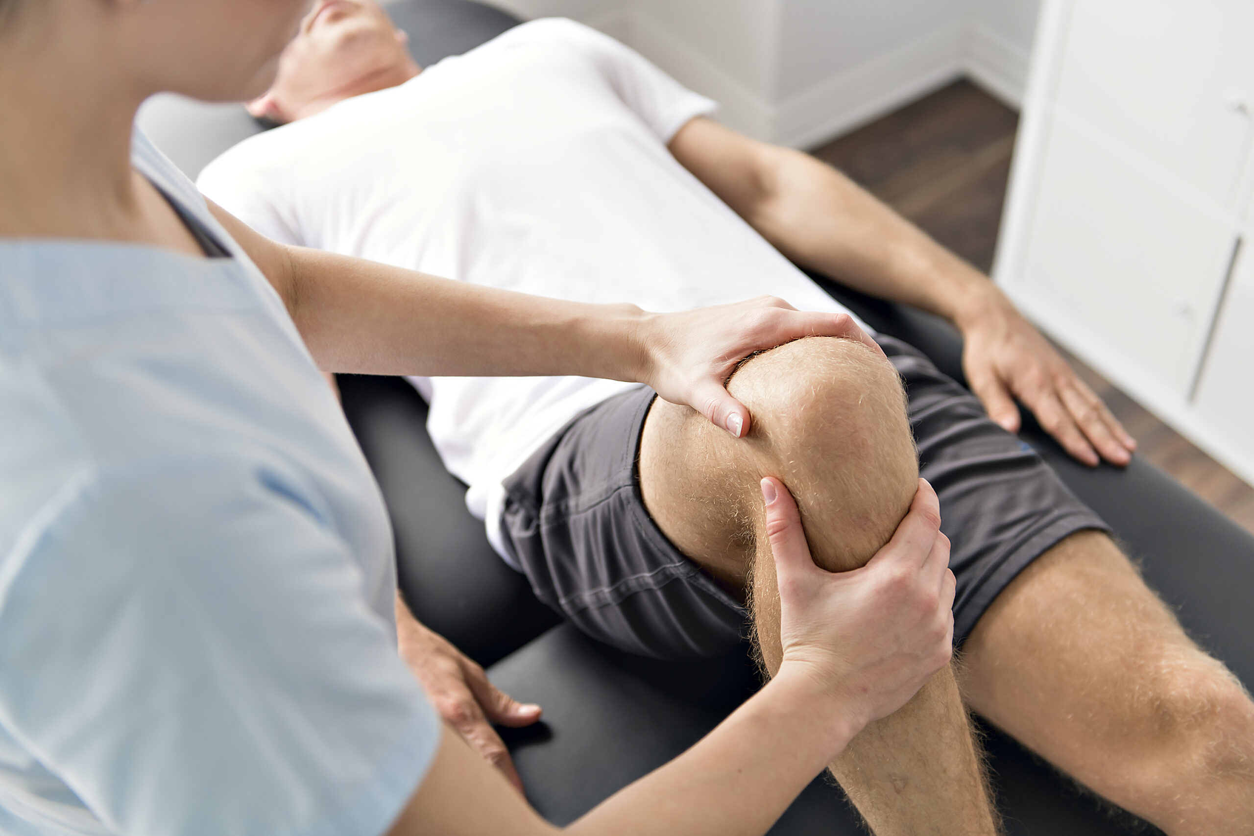 Knee pain being handled by a chiropractic expert. 